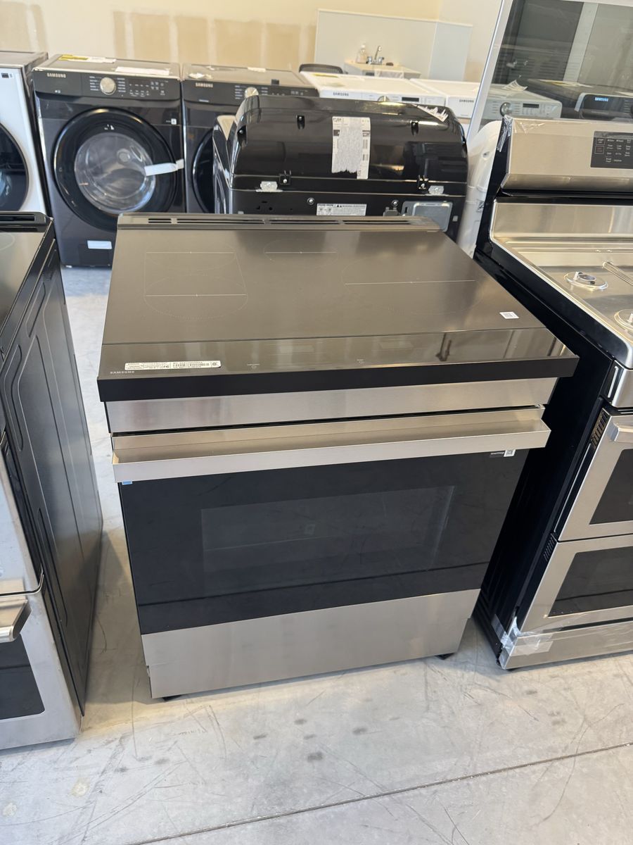 New scratch and dent Samsung - 30 in. Wide 4 Burner Bespoke 6.3 Cu. Ft. Slide-In Electric Induction Range with Ambient Edge Ligh