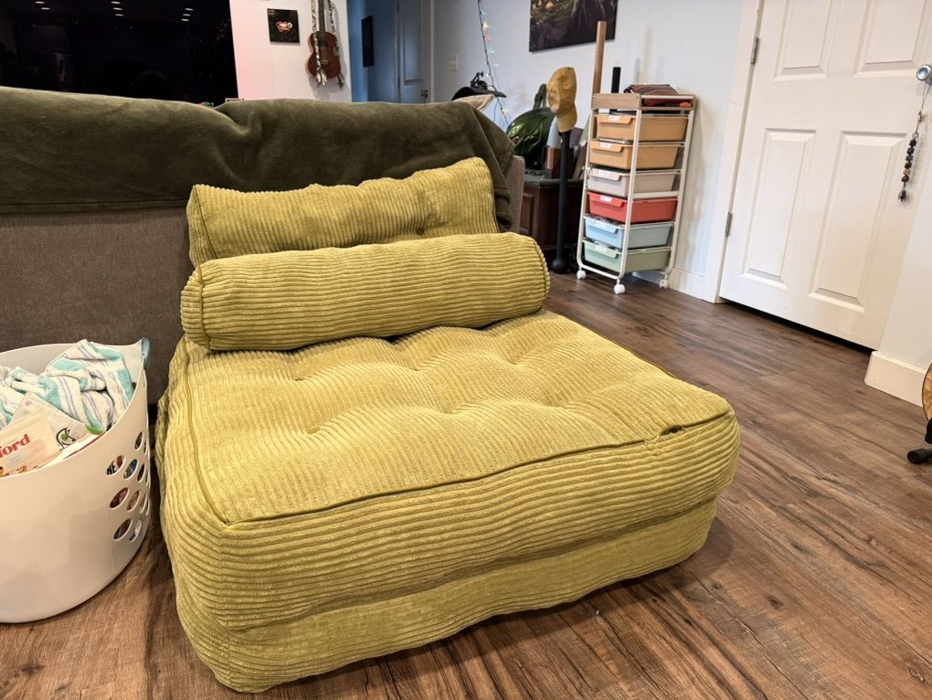Green lounger/chair