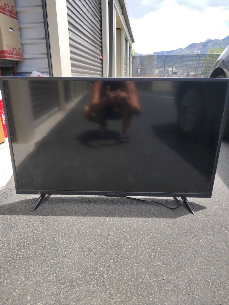 Insignia 32-inch Smart TV - Black LED HD Television