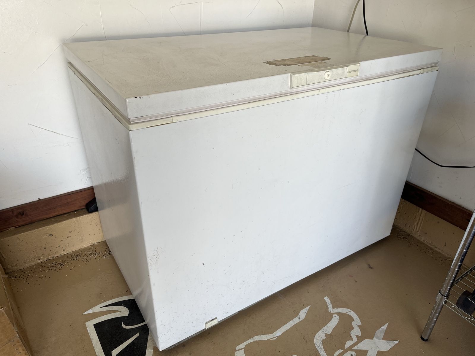Estate (Whirlpool) 14.8 Cu Ft White Chest Freezer Used
