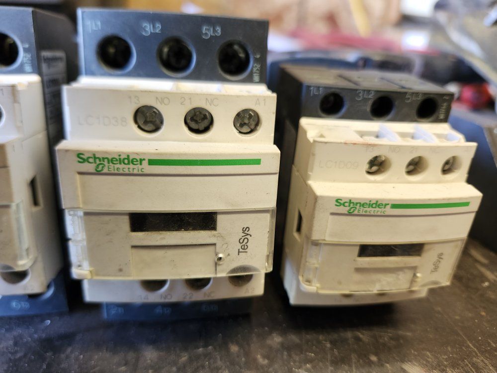 Schneider electric contactors fuse holders