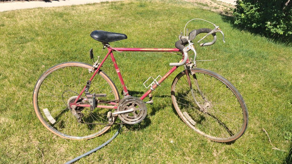 Vintage Schwinn Continental 10-Speed Road Bike - Red