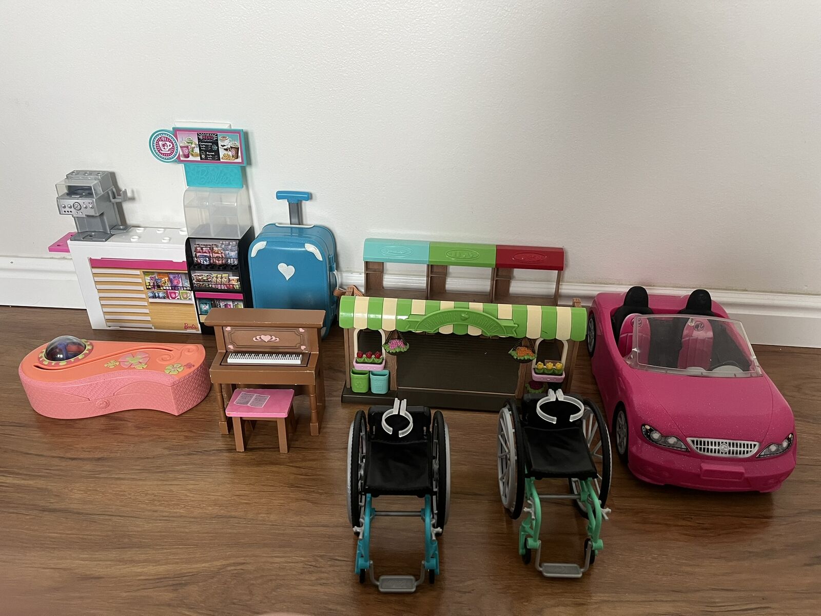 Miscellaneous Doll Furniture Car Lot