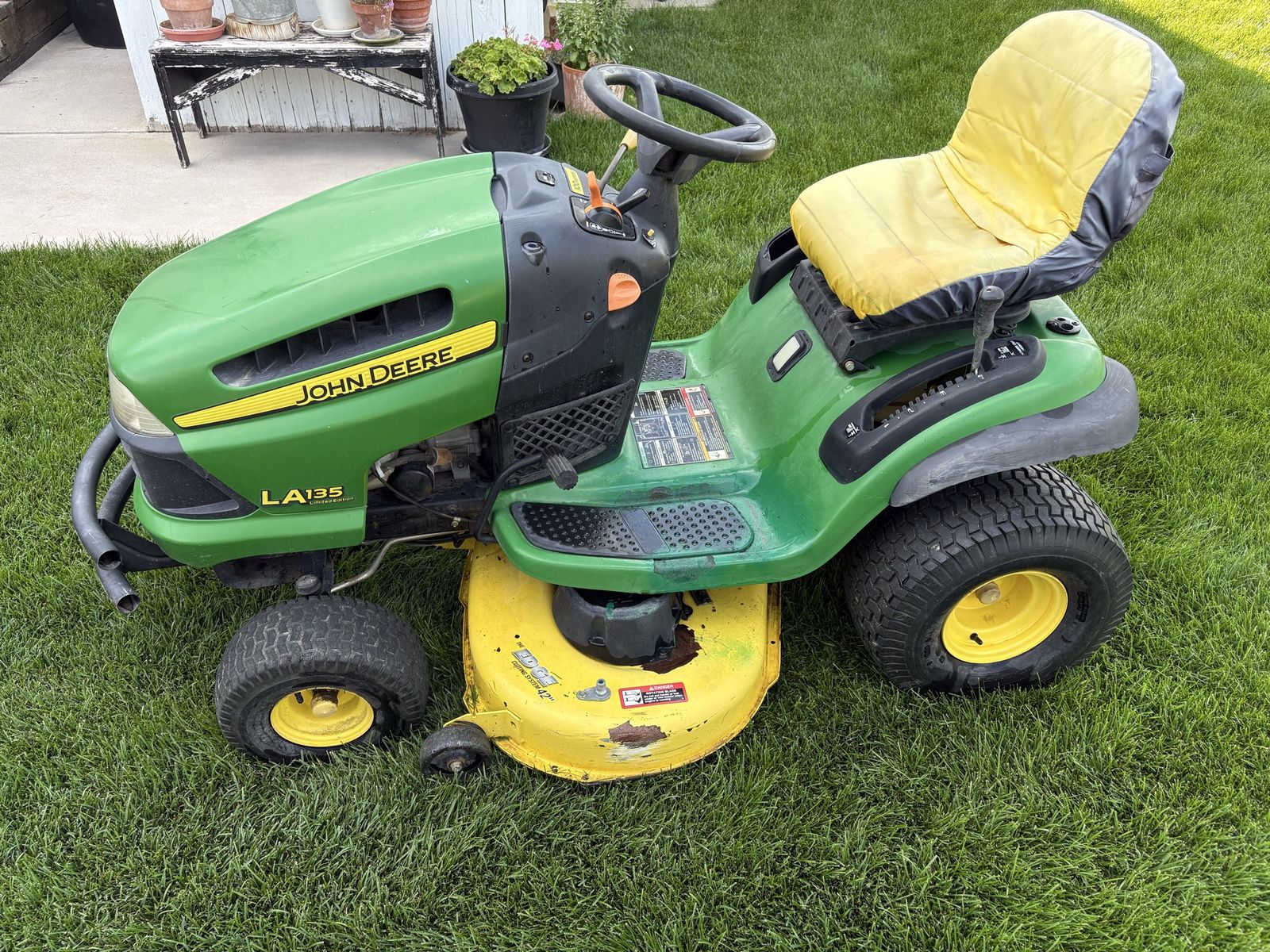 John Deere LA135 Limited Edition Riding Lawn Mower 42 inch