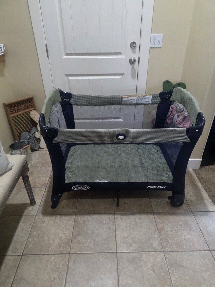 Graco Pack 'n Play - STEAM CLEANED & Sanitized