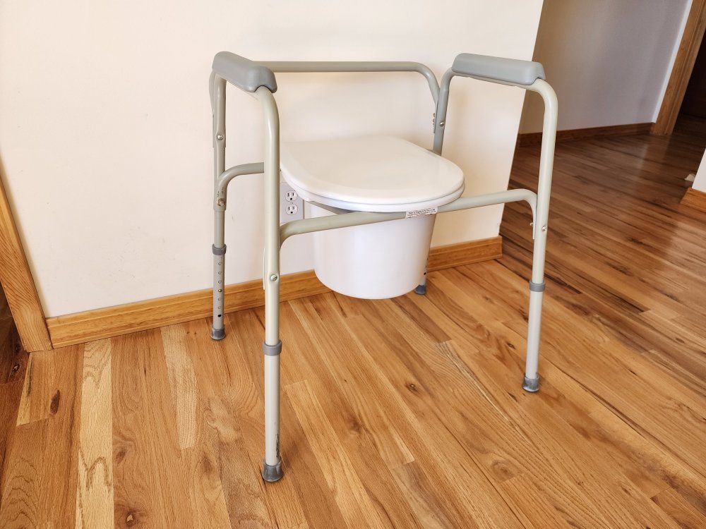 Adjustable Commode Chair - Portable Toilet Aid for Elderly/Disabled/ recuperating after surgery,