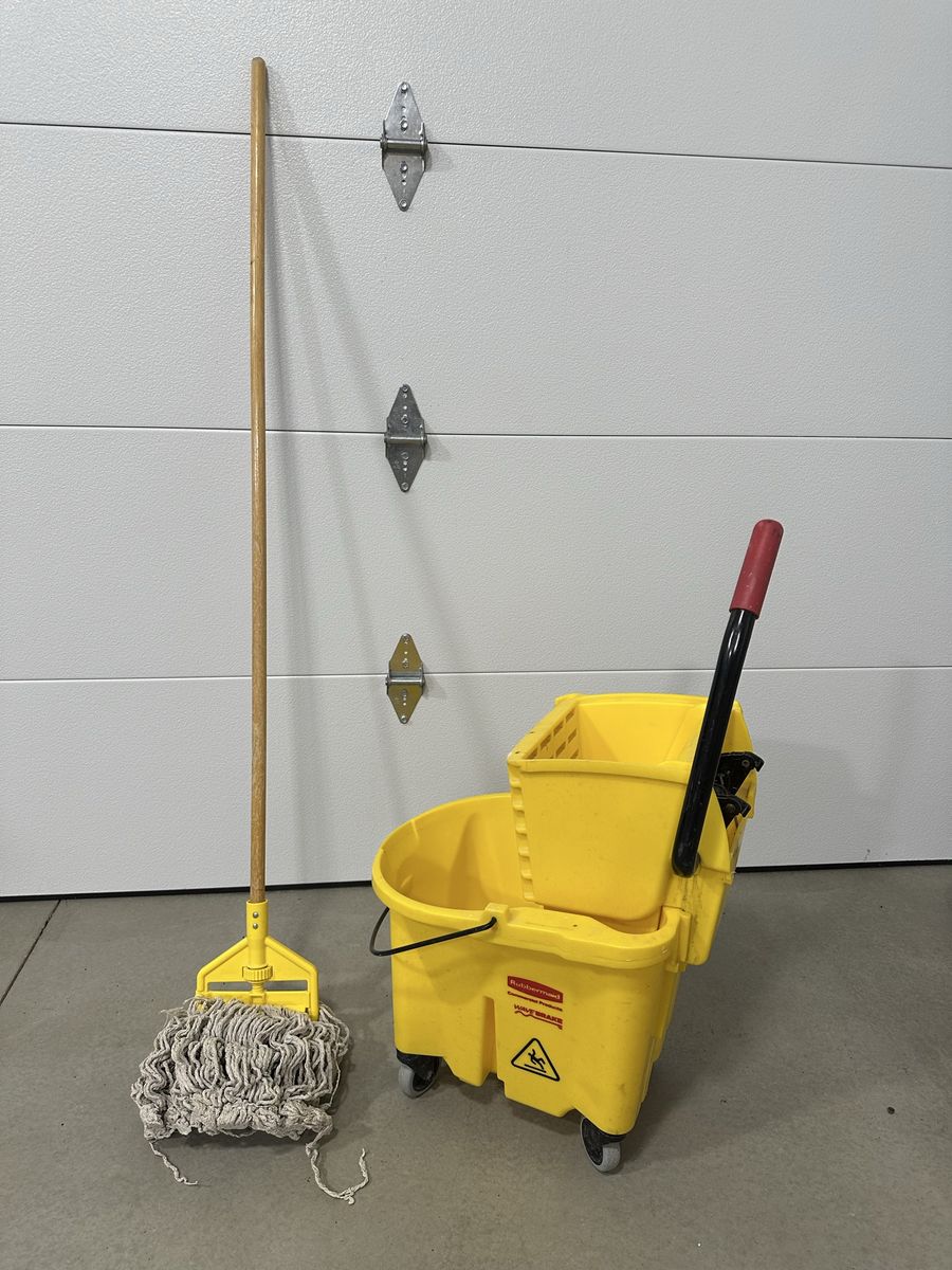 Rubbermaid Mop, bucket and ringer