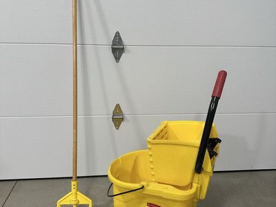 Rubbermaid Mop, bucket and ringer