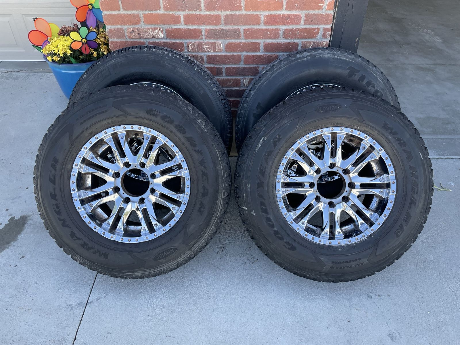 18in Chrome Wheels on 275/60R18 Tires