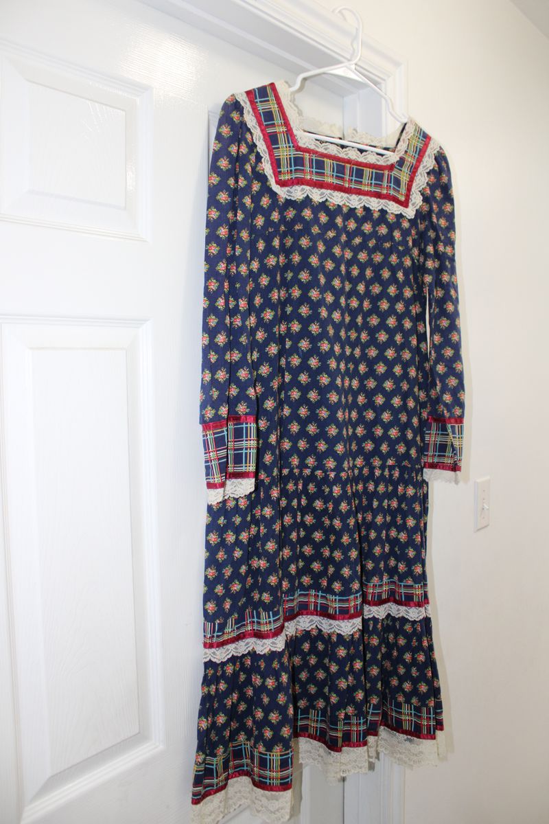 Vintage 70's Gunne Sax by Jessica Floral Floral Tent Midi Dress With Long Sleeves, Plaid and Lace Accents - Size 11