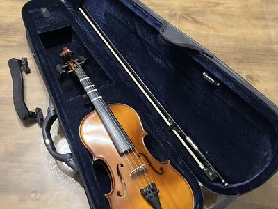 Student Violin Kit - Excellent Condition with Carbon Fiber Bow, Case, and Chin Rest