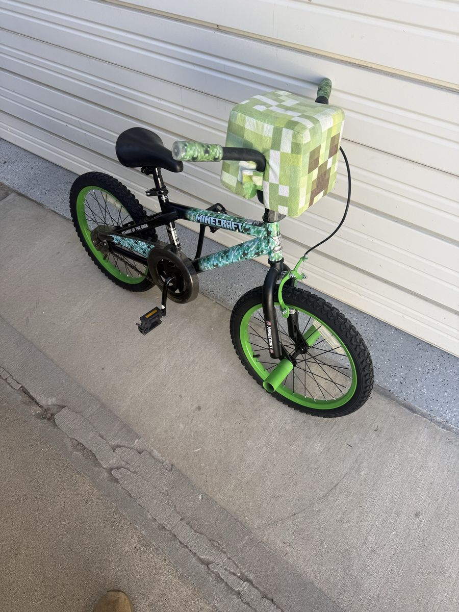 Minecraft 18" Kids' BMX Bike - Green Creeper Graphics, Black Frame, Pixelated Handlebar Pad