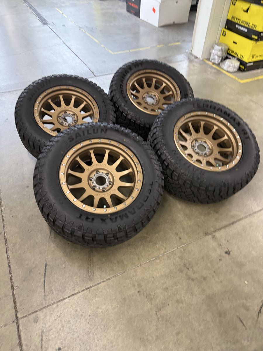 BRAND NEW 20x10 method wheels/ 35x12.50r20 tires