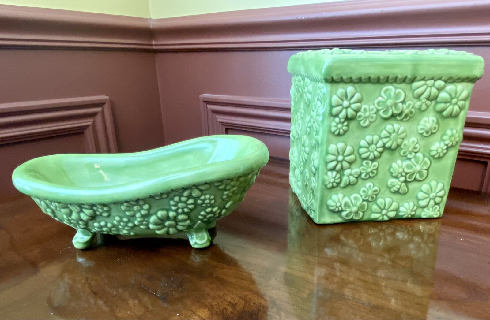 LIKE NEW - Vintage Set Old Fashioned Bathtub Soap Dish + Tissue Cover With Flowers N Bees - C PIX