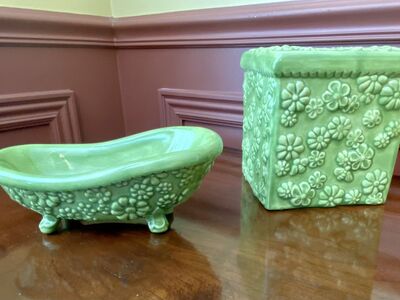 LIKE NEW - Vintage Set Old Fashioned Bathtub Soap Dish + Tissue Cover With Flowers N Bees - C PIX