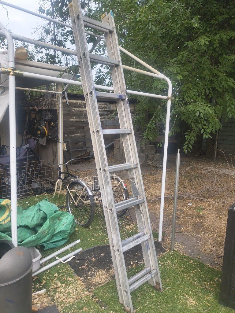 Aluminum Extension Ladder - Durable 2-Section Design for Home & Garden Projects