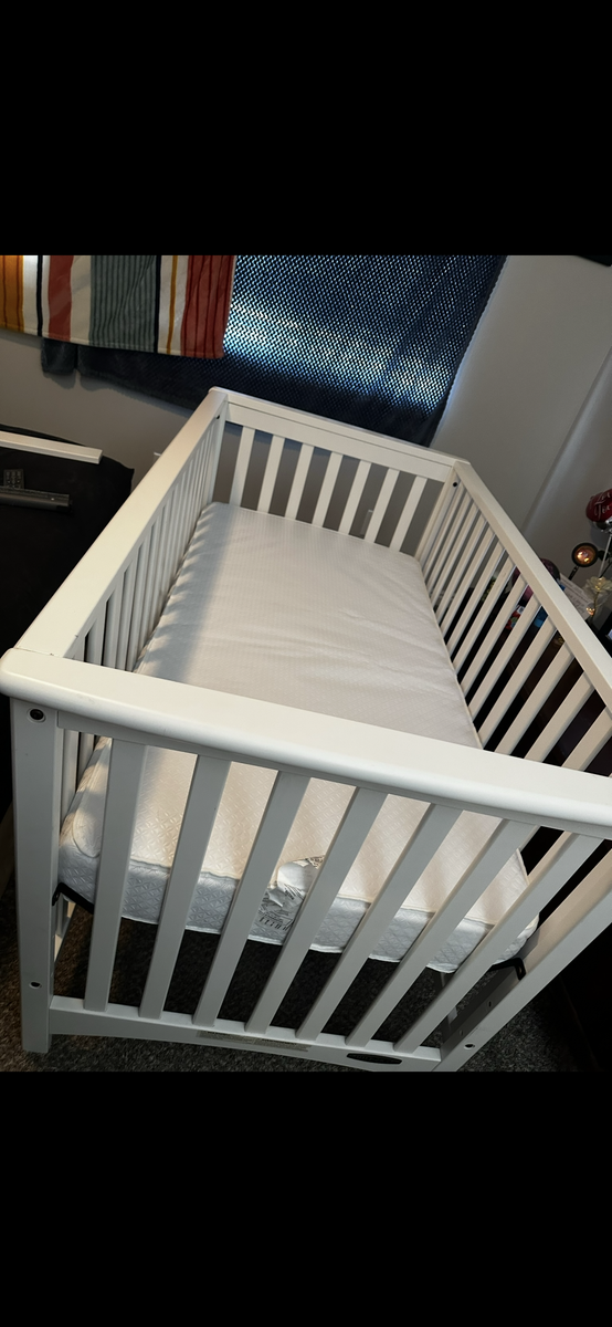 Convertible 3-in-1 White Crib & Daybed (Adjustable Height)