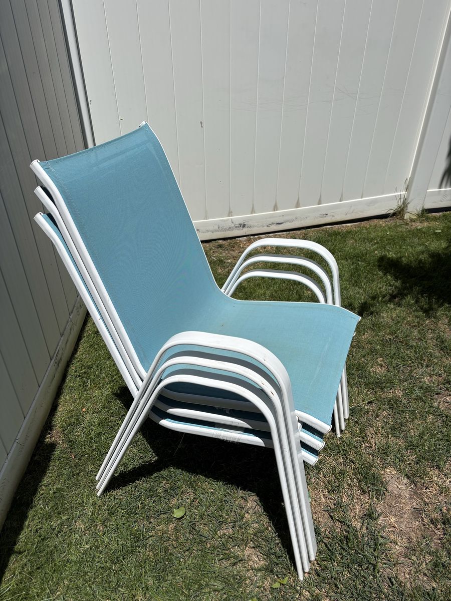 Set of 3 stackable patio chairs