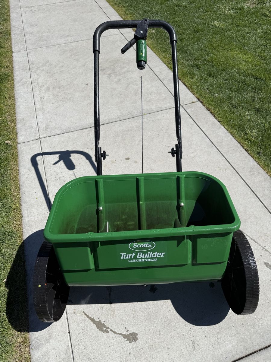 Scotts Turf Builder Classic Drop Spreader