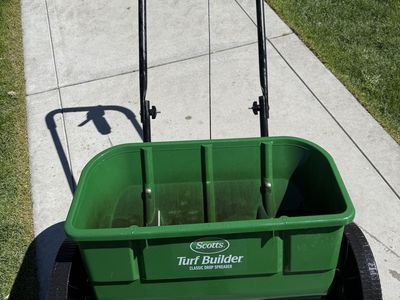 Scotts Turf Builder Classic Drop Spreader