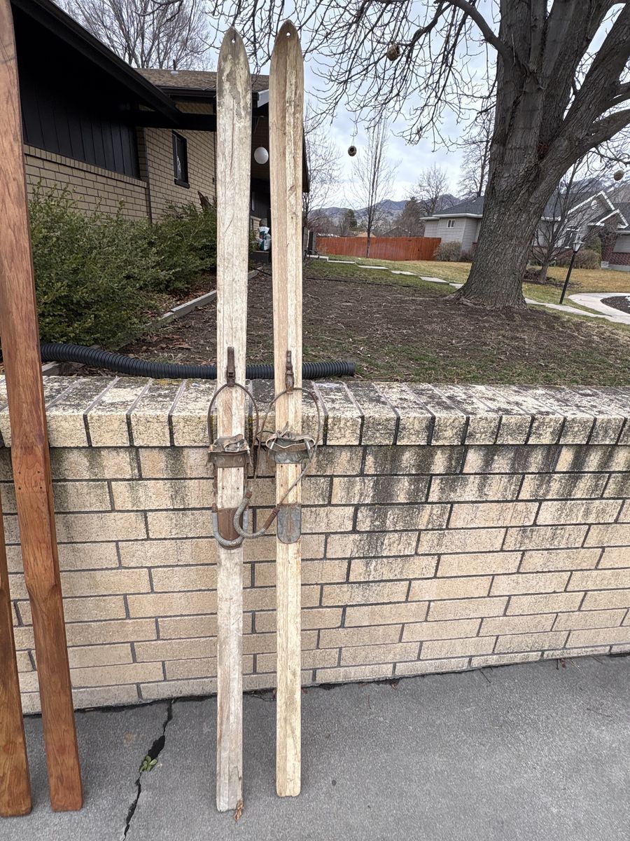 Antique pair of wooden skis w bindings - great wall hanger, decoration, cabin decor Vintage skiing