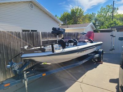 2001 19' Champion Bass boat