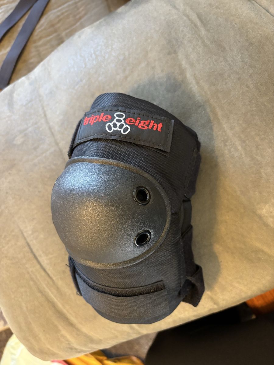 One Size Fits All Triple 8 black Knee Pads
