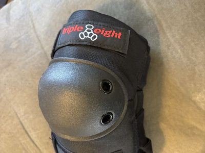 One Size Fits All Triple 8 black Knee Pads
