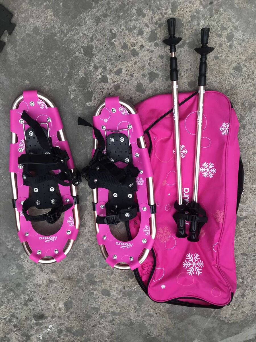Two pair of snow shoes 20 inch or 24 inch with travel bag
