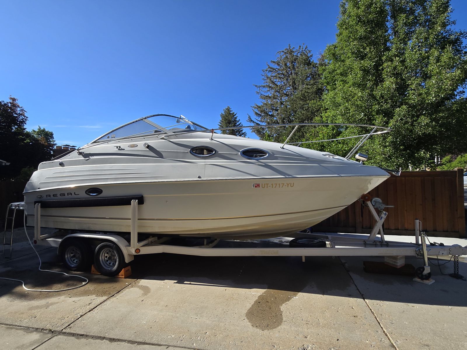 2001 Regal 2460 Commodore-Bravo III-5.7L Mercruiser-Freshwater only-Trailer