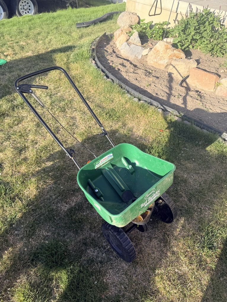 Rolling Fertilizer Spreader