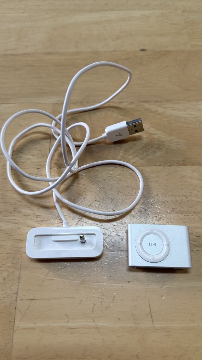 Apple iPod Shuffle 2nd Gen (Silver 1GB)