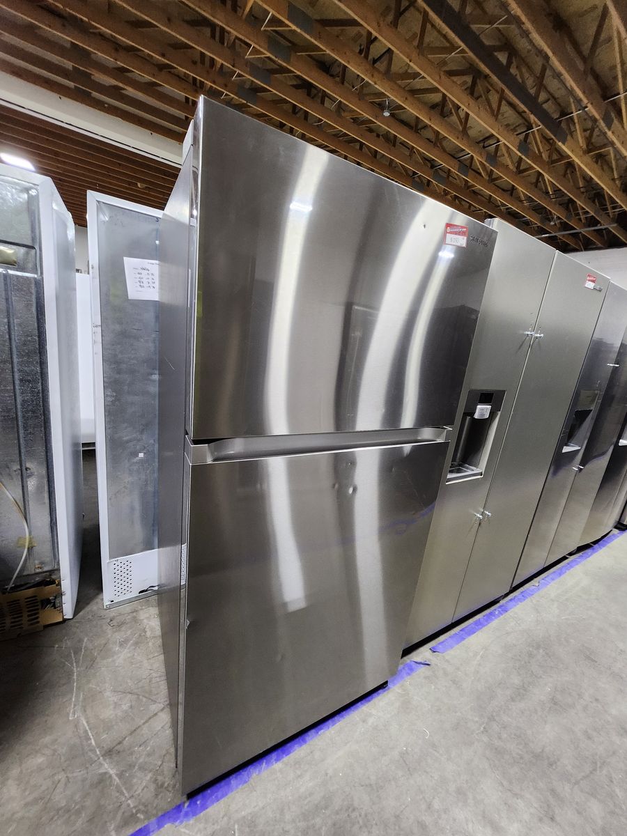 BEAUTIFUL SAMSUNG STAINLESS STEEL TOP AND BOTTOM FRIDGE! W-WARRANTY