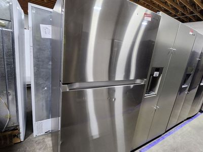 BEAUTIFUL SAMSUNG STAINLESS STEEL TOP AND BOTTOM FRIDGE! W-WARRANTY