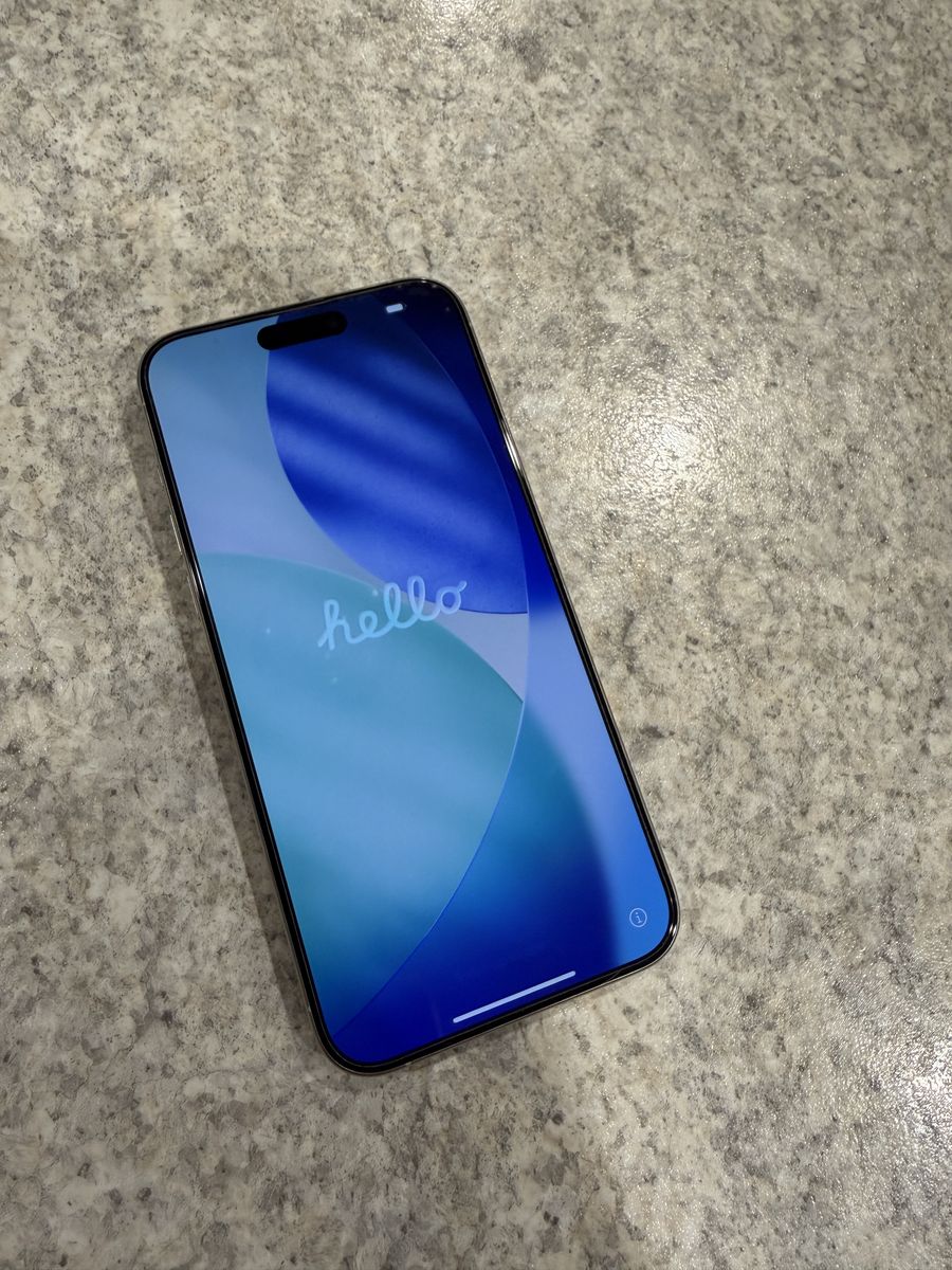 iPhone 15 Pro Max 256 GB + cases