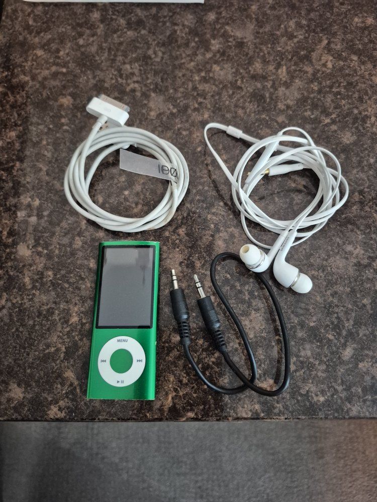 Apple iPod Nano Green with Charging Cable and Earphones