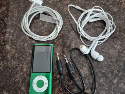 Apple iPod Nano Green with Charging Cable and Earphones