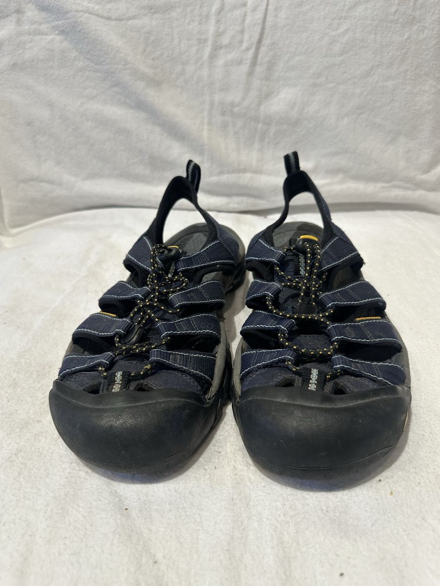 Keen men’s size 10, navy waterproof, hiking sandal