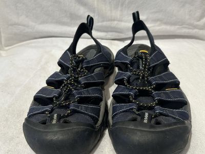 Keen men’s size 10, navy waterproof, hiking sandal