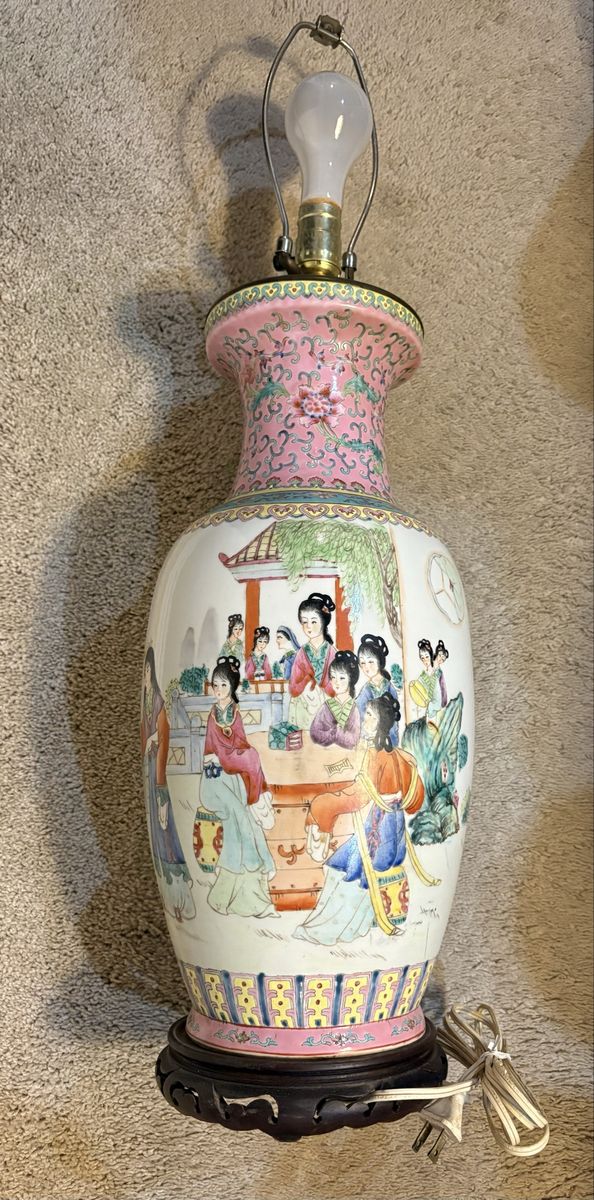 Beautiful Chinese vase lamp