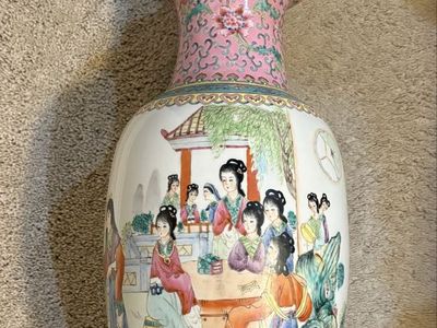 Beautiful Chinese vase lamp