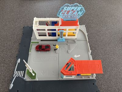 Matchbox Action Drivers Super Clean Car Wash Playset (2023) exclusive Ferrari included