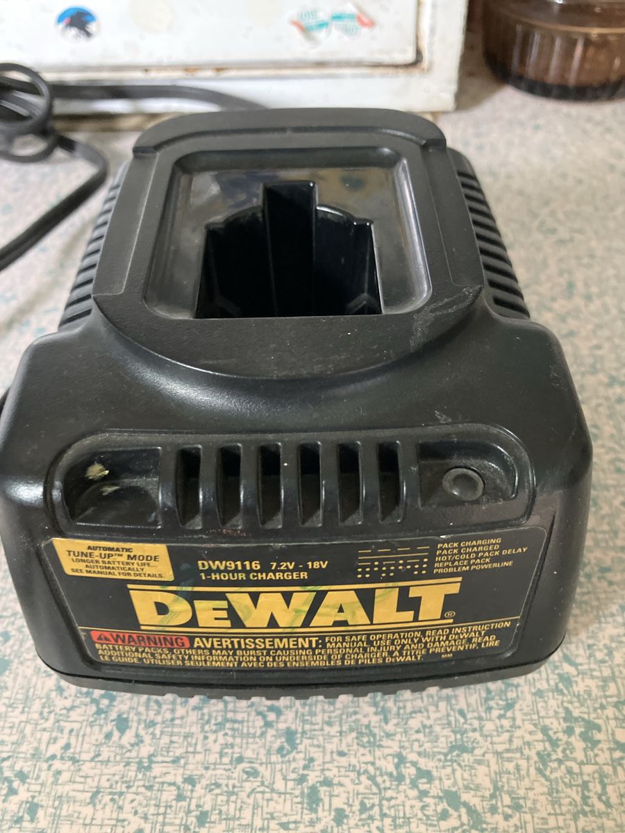 DeWALT Variable Voltage Battery Charger DW9116