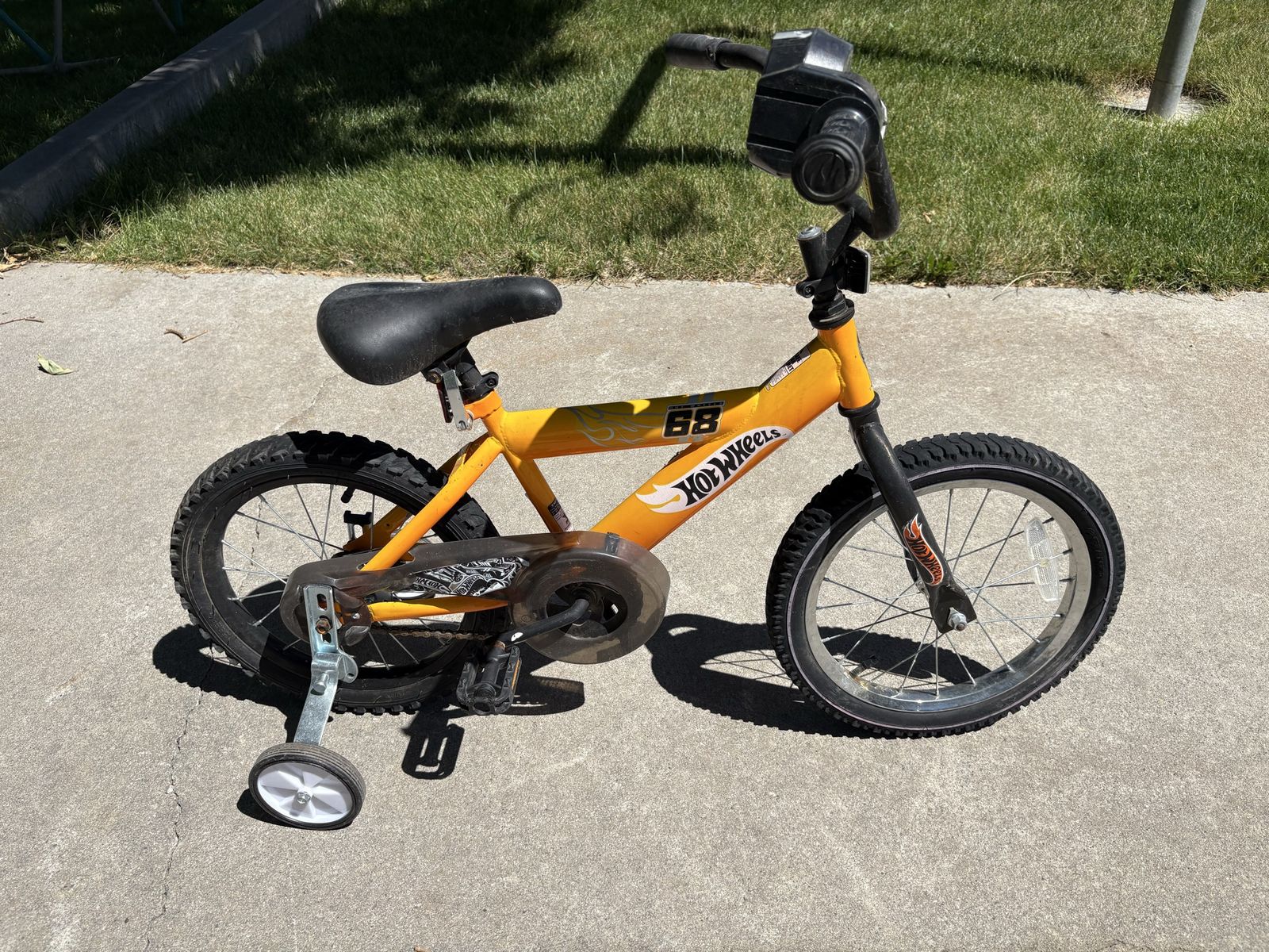 Hot Wheels 88 Kids' Bicycle with Training Wheels - Orange/Black