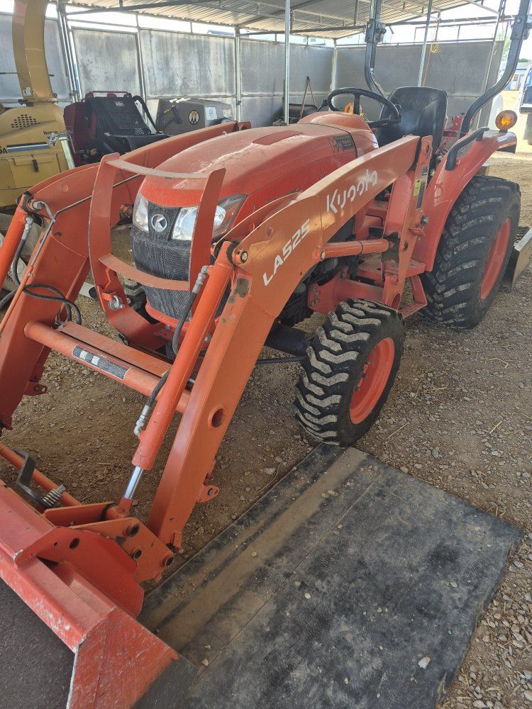 Kubota L3301 HST Tractor