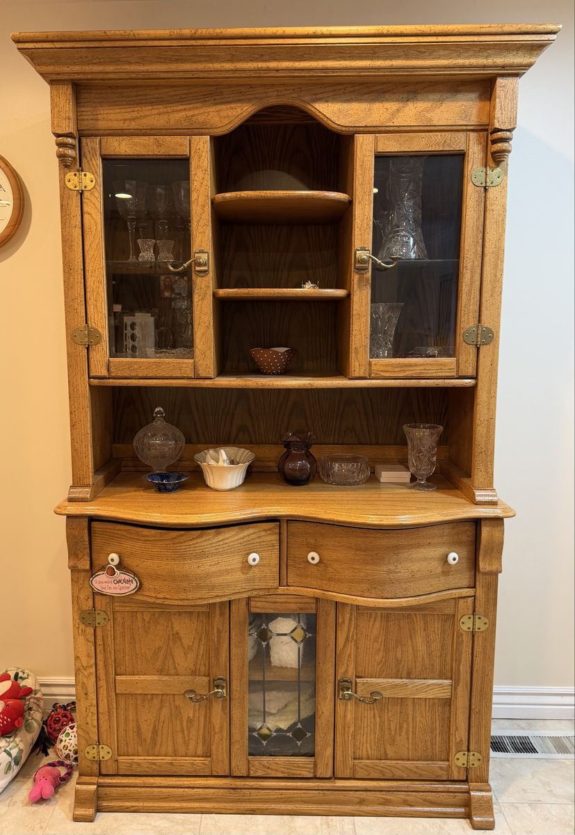Hutch—medium oak