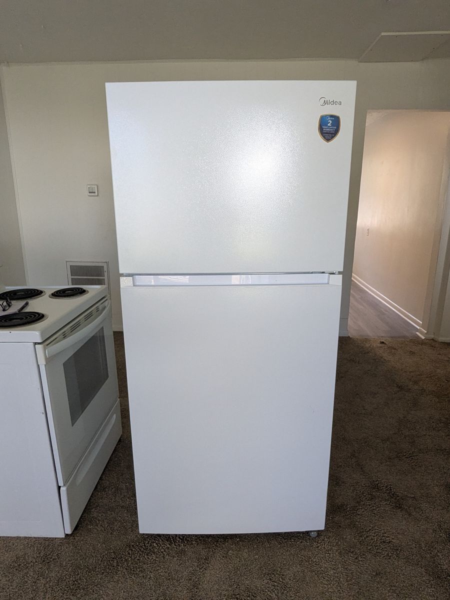 Midea 18 cu. ft. Top-Freezer Refrigerator (White)