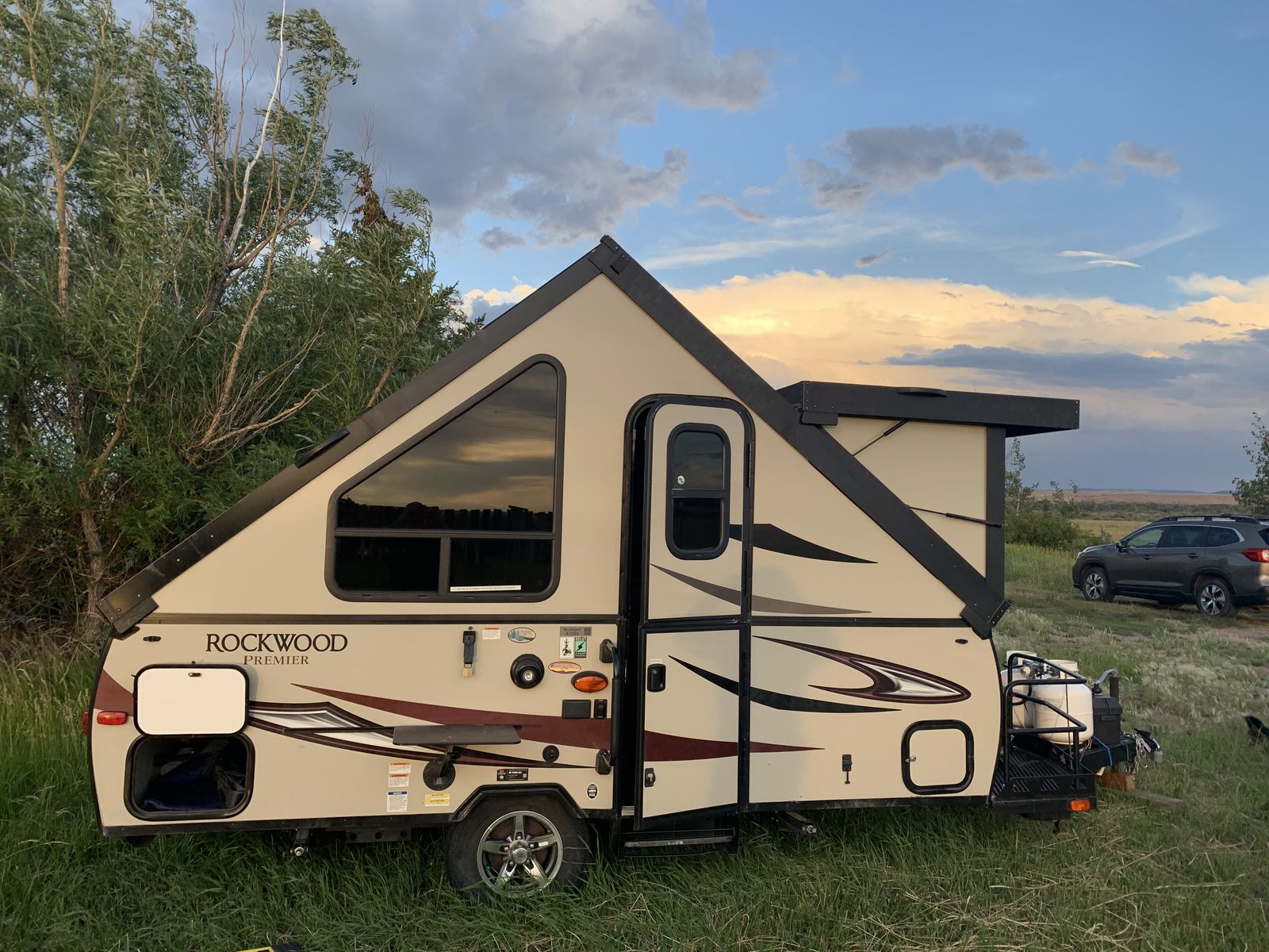 Hard side pop up camper