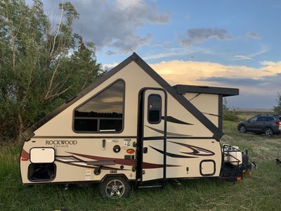 Hard side pop up camper