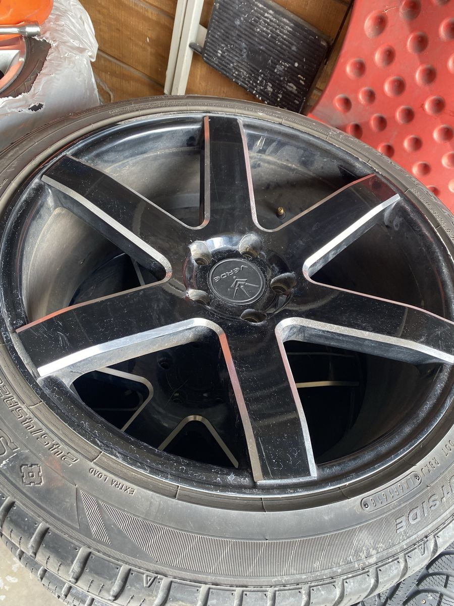20” Black Wheels w/ 245/45/R20 tires